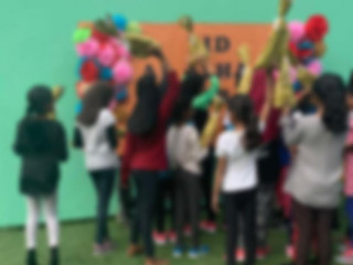 ފިޔަވަތީގައި ތިބޭ ކުދިންނަށް، އެޗްޑީސީގެ މުވައްޒިފުން ދިން އީދު ހަދިޔާއާއެކު އެެކުދިން