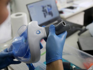 އަލްޖީރިއާގެ ލެބޯރެޓަރީއެއްގައި ޓެކްނީޝަނުން ތަހުލީލުކުރުމުގެ މަސައްކަތުގައި/ އެޤައުމުގެ ޑޮކްޓަރުން ވަނީ ރެސްޕިރޭޓަރު އީޖާދުކުރުމުގެ މަސައްކަތް ވެސް ފަށާފައި