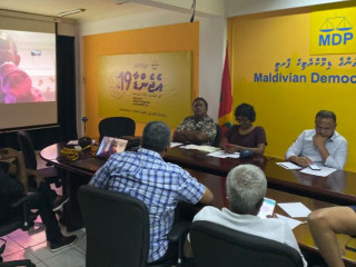 ތިލަދުންމައްޗަށް ކުރެއްވުމަށް ހަމަޖެހިފައިވާ ދަތުރުފުޅާއި ގުޅޭގޮތުން ރައީސް ނަޝީދު ސްކައިޕް މެދުވެރިކުރައްވާ ލީޑަރޝިޕްގެ މެންބަރުންނާއި ބައްދަލުކުރައްވަނީ