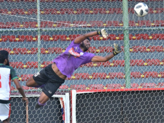 ކުލަބު އީގަލްސްއަށް ކުޅެމުން އައި ސްރީލަންކާގެ ތަޖުރިބާކާރު ގޯލްކީޕަރު ސުޖަން ޕެރޭރާ