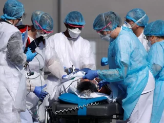 ކޮވިޑް-19 ގެ ހާލަތުގައި ބަލި މީހަކަށް ފަރުވާދެމުންދާ މަންޒަރެއް