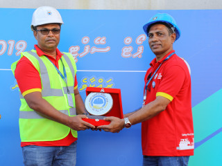 އެމްޕީއެލްއިން ފެށި ސޭފްޓީ ވީކްގެ ހަރަކާތް ފެށުމުގެ ގޮތުން ސޭފްޓީ ވީކްގެ ލޯގޯ އެމްޕީއެލްގެ ސީއީއޯ ޝާހިދު އަލީ (ވ) އާއި ހަވާލުކުރަނީ