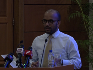 \"ޑީސެންޓްރަލައިޒޭޝަން ސިމްޕޯޒިއަމް\"ގެ ދެވަނަ ފޯރަމް އިފްތިތާހް ކުރުމުގެ ގޮތުން ކުރުނބާ މޯލްޑިވްސްގައި ބޭއްވި ހަފްލާގައި މިނިސްޓަރ އަމީރު ވާހަކަފުޅު ދައްކަވަނީ