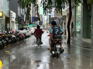 މާލެއަށް ބޯކޮށް ވާރޭވެހުމުގެ ސަބަބުން މަގުތަކުގައި ފެންބޮޑުވެފައި