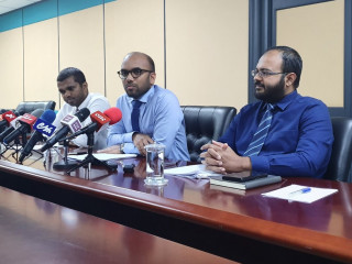 ފިނޭންސް މިނިސްޓްރީން ބޭއްވި ނޫސްވެރިންގެ ބައްދަލުވުމުގައި ފިނޭންސް މިނިސްޓަރު އަމީރު (މ) ވާހަކަ ދައްކަވަނީ