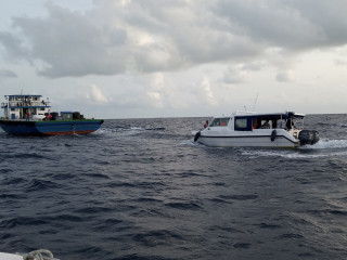 އެހެން ދޯންޏެއްގެ އެހީގައި ލޯންޗް ކަފުޖަހައިގެން ގާފަރާ ހަމައަށް ގެންދިއުމުގެ މަސައްކަތް ކުރަނީ