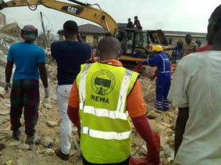 ވެއްޓިފައިވާ އިމާރާތް ކައިރީގައި ރެސްކިއު އޮފިޝަލުން ހަރަކާތްތެރިވަނީ