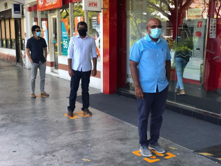 ހުޅުމާލޭގައި ކުރަހާފައި ހުރި ފާހަގައެއްގެ މަތީގައި އެޗްޑީސީގެ މެނޭޖިންގ ޑިރެކްޓަރ ސުހައިލް އަހުމަދު މަޑުކޮށްލައްވައިގެން