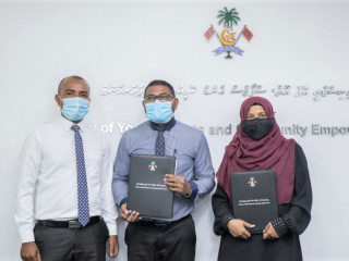 އިހަވަންދޫ އަދި މަނަދޫ ފުޓްބޯޅަ ދަނޑުގެ ބިން އެއްވަރުކުރުމަށް އާރްކޭއެލް ގްރޫޕާ ހަވާލުކުރުމަށް ބޭއްވި ސޮއިކުރުމުގެ ރަސްމިއްޔާތުގެ ތެރެއިން