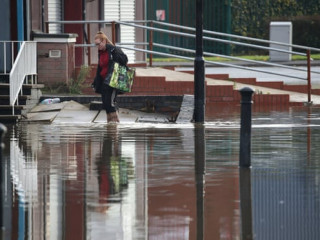 އިނގިރޭސިވިލާތުގައި ފެންބޮޑުވެފައި