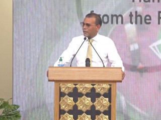 އިންޑިއާއިން ރާއްޖެއަށް އައުޓްޑޯރ ޖިމްތައް ޙަވާލު ކުރުމަށް ޤައުމީ ފުޓުބޯޅަ ސްޓޭޑިއަމްގައި ބޭއްވި ރަސްމިއްޔާތުގައި ރައީސް ނަޝީދު ވާހަކަ ދައްކަވަނީ