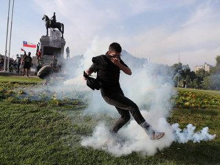 ޗިލީގަ މުޒާހަރާ ކޮންޓްރޯލް ކުރަން ސަލާމަތީ ބާރުތަކުން ކަރުނަ ގޭސް ސްޕްރޭ ކުރަނީ