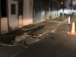 ބިންހެލުމުގެ ސަބަބުން ފުކުޝީމާގެ އިމާރާތްތަކާއި މަގުތަކަށް ގެއްލުންވެފައި