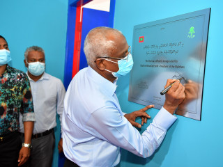 President Ibrahim Mohamed signs the name plate of the table tennis hall at Hulhumalé Mini Sports Complex