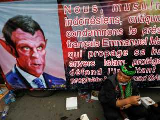 އިންޑޮނޭޝިއާގެ މުސްލިމުން އެއްވުމުގައި ބޭނުން ކުރި ބެނާއެއް