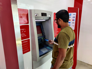 ބީއެމްއެލްގެ ކާޑު މީހަކު އޭޓިއެމުން ބޭނުން ކުރަނީ