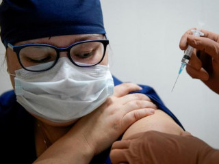 ރަޝިޔާއިން ކޮވިޑް-19 އަށް އުފެއްދި ވެކްސިން މީހެއްގެ ގަޔަށް ޖަހަނީ