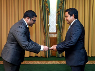 ރައީސް ޔާމީން ގައްސާނަށް ރައީސް އޮފީހުގެ މިނިސްޓަރު ކަމުގެ ފަތްކޮޅު އަރުވަނީ