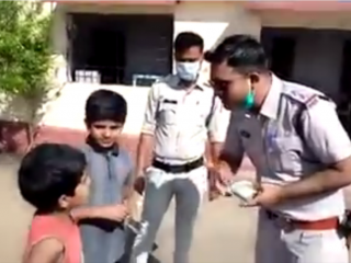 ކޮވިޑް-19: އިންޑިއާގެ ތުއްތު ދެކުދިން ފުލުސް އޮފީހަށްގޮސް އެހީވެއްޖެ