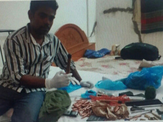 ހިބަޅިދޫ ކުއްޔަށް ދީފައިވާ ކުންފުނީގެ ކުރީގެ ޖެނެރަލް މެނޭޖަރ، ހިބަޅިދޫ ކޮޓަރިއެއްގެ އެނދުމަތީގައި ބައެއް ހަތިޔާރު އަތުރާލައިގެން