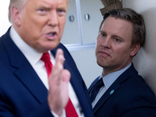 އެމެރިކާގެ ރައީސް ޑޮނަލްޑް ޓްރަމްޕް (ކ) އަދި ބިލް ސްޓެޕައިން (ފ)