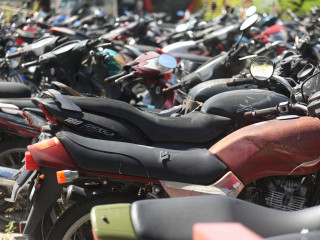 ޤަވާއިދާ ޚިލާފަށް ޕާކު ކޮށްގެން މިދިޔަ ހަފްތާގައި 1300 އަށް ވުރެ ގިނަ އުޅަނދުގައި ސްޓިކަރ ޖަހާފައިވޭ: ފުލުހުން