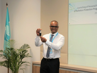 މި ބެޖް ތައާރަފް ކޮށްފައިވަނީ އިންދިރާ ގާންދީ މެމޯރިއަލް ހޮސްޕިޓަލް (އައި.ޖީ.އެމް.އެޗް)ގެ ރޭޑިއޮލޮޖީ ޑިޕާޓްމެންޓުން އިސްނަގައިގެން ހޯމަ ދުވަހު ބޭއްވި ރަސްމިއްޔާތުގައި