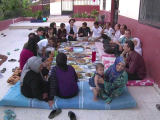 އީދުގެ މުނާސަބާގައި ލެބަނަންގެ އާއިލާއެއް ހެނދުނުގެ ނާސްތާ މުޅި އާއިލާއެކީގައި ނަގަނީ