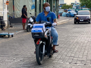 މާލޭ މަގުމަތީގައި މީހަކު މާސްކު އަޅައިގެން ދުއްވާފައިދަނީ