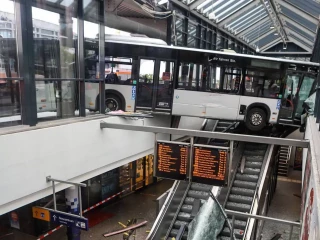 ހެމްބާގް ސިޓީގެ ބަސް ސްޓޭޝަންގެ ތެރެއަށް ބަހެއް ވަދެ ނުރައްކާތެރި އެކްސިޑެންޓް ހިނގައިފި