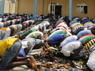 ބުރުކީނާފަސޯގެ މިސްކިތެއްގައި ބަޔަކު ނަމާދު ކުރަނީ