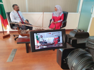 ރައީސް ސޯލިޙުގެ ސަރުކާރަށް 2 އަހަރު ފުރުން ފާހާގަ ކުރުމަށް ރާއްޖެޓީވީން ގެނެސްދިން ޚާއްސަ ކަވަރޭޖަށް އިކޮނޮމިކް މިނިސްޓަރ އިންޓަރވިއު ދެއްވަނީ