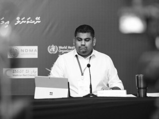 ނެޝަނަލް އިމަރޖެންސީ އޮޕަރޭޝަން ސެންޓަރުގައި ބޭއްވި ނޫސްވެރިންގެ ބައްދަލުވުމެއްގައި މަބްރޫކް ވާހަކަދައްކަވަނީ