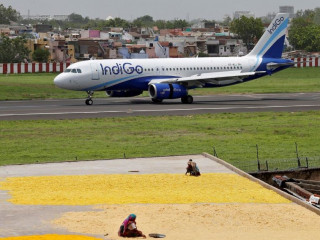 އިންޑިގޯ އެއަރލައިންގެ ފްލައިޓެއް އެއަރޕޯޓް ރަންވޭ މަތިން ދަނީ