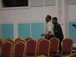 ހަމަނުޖެހުން ހިންގަން މަސައްކަތްކުރި މީހަކު ތަހްގީގީ މަޖިލީހުން ބޭރަށް ވަނީ ނެރެފައި