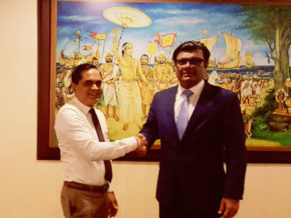 ުުއުމަރު އަބްދުއްރައްޒާގު ސްރީލަންކާގެ ކޮންޓްރޯލަރ ޖެނެރަލް އޮފް އިމިގްރޭޝަން އެމިގްރޭޝަން އާއި ސަލާމްކުރައްވަނީ