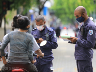 މާލެ ލޮކްޑައުން ކުރިއިރު މަގުމަތީގައި މަނާ ވަގުތުތަކުގައި ހަރަކާތްތެރިވާ މީހުން ބަލާ ފުލުހުން ނަން ނޯޓް ކުރަނީ