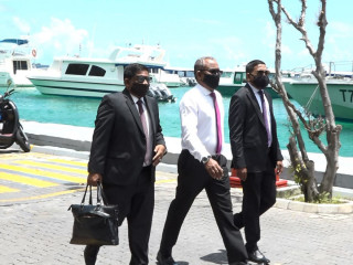އިދިކޮޅު ހަރަކާތުގެ އިސް ލީޑަރު ޕީއެންސީގެ ރައީސް އަބްދުރަހީމްގެ އަރިހުގައި ހައުކޯޓުގެ ކުރީގެ އިސްފަނޑިޔާރު ޝުޖާއު އުސްމާން (ކ) އަދި ކްރިމިނަލް ކޯޓުގެ ކުރީގެ ގާޒީ ހަސަން ނަޖީބު (ވ)ގައި