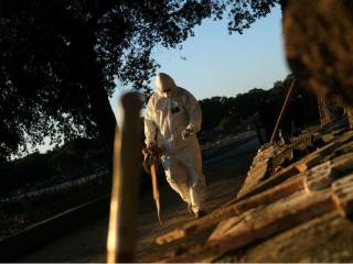 ބްރެޒިލްގައި ކޮވިޑް-19 ޖެހިގެން މަރުވާ މީހުން ވަޅުލުމުގެ މަސައްކަތުގައި މީހަކު ހަރަކާތްތެރިވަނީ