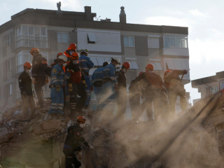 ތުރުކީއަށް އައި ބިންހެލުމުގައި ވެއްޓިފައިވާ އިމާރާތްތަކުގެ ތެރޭގައި ތާށިވެފައިވާ މީހުން ސަލާމަތް ކުރުމަށް މަސައްކަތް ކުރަނީ