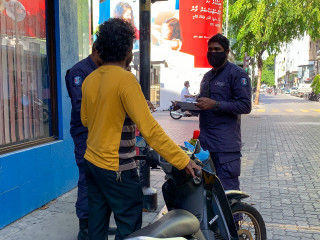 ފުލުހުން މަގުތައް ބަލަހައްޓަނީ