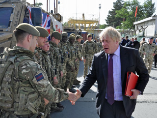 އިނގިރޭސިވިލާތުގެ ބޮޑު ވަޒީރު، އެގައުމުގެ ސިފައިންނާ އެކު