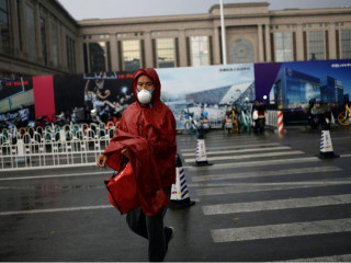 ބެއިޖިންގ ގެ މަގުމަތީގައި މީހަކު މާސްކު އަޅައިގެން