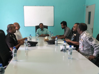 ހޯމް މިނިސްޓަރު އިމްރާން ކަރެކްޝަނަލް ސަރވިސްގެ އޮފިސަރުންނާ އެކު