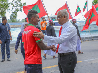 ރައީސުލް ޖުމްހޫރިއްޔާ އިބްރާހިމް މުހައްމަދު ސާލިޙު ރާއްޖެ އަށް ރަން މެޑަލް ހޯދައިދިން ހަސަން ސާއިދު އާއި ސަލާމްކުރައްވަނީ
