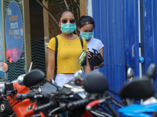 ރައްކާތެރި ކަމުގެ ގޮތުން ބަޔަކު މާސްކު އަޅައިގެން