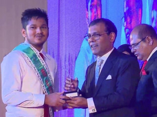 ރައީސް މުހައްމަދު ނަޝީދު އަހުމަދިއްޔާ ސްކޫލްގެ ދަރިވަރުންނާއި އިނާމް ހަވާލުކޮށްދެއްވަނީ