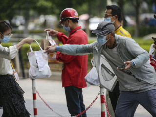 ހޮންކޮންގެ މަގުމަތީ ގައި ބަޔަކު ހަރަކާތްތެރިވަނީ، ކޮވިޑުން ރައްކާތެރިވުމުގެ ގޮތުން ގިނަ ބަޔަކު އަންނަނީ މާސްކު އަޅަމުން