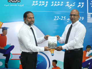 ހޯމް މިނިސްޓަރު އިމްރާން ޖަލު ލައިބްރަރީއަށް ފޮތެއް ހަދިޔާ ކުރަނީ