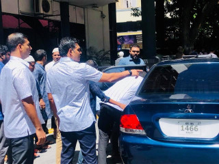 ނައިބް ރައީސް ފައިސަލް ނަސީމް، އެ މީހާ ކާރަށް އެރުވުމަށް އެހީތެރިވެވަޑައިގަންނަވަނީ